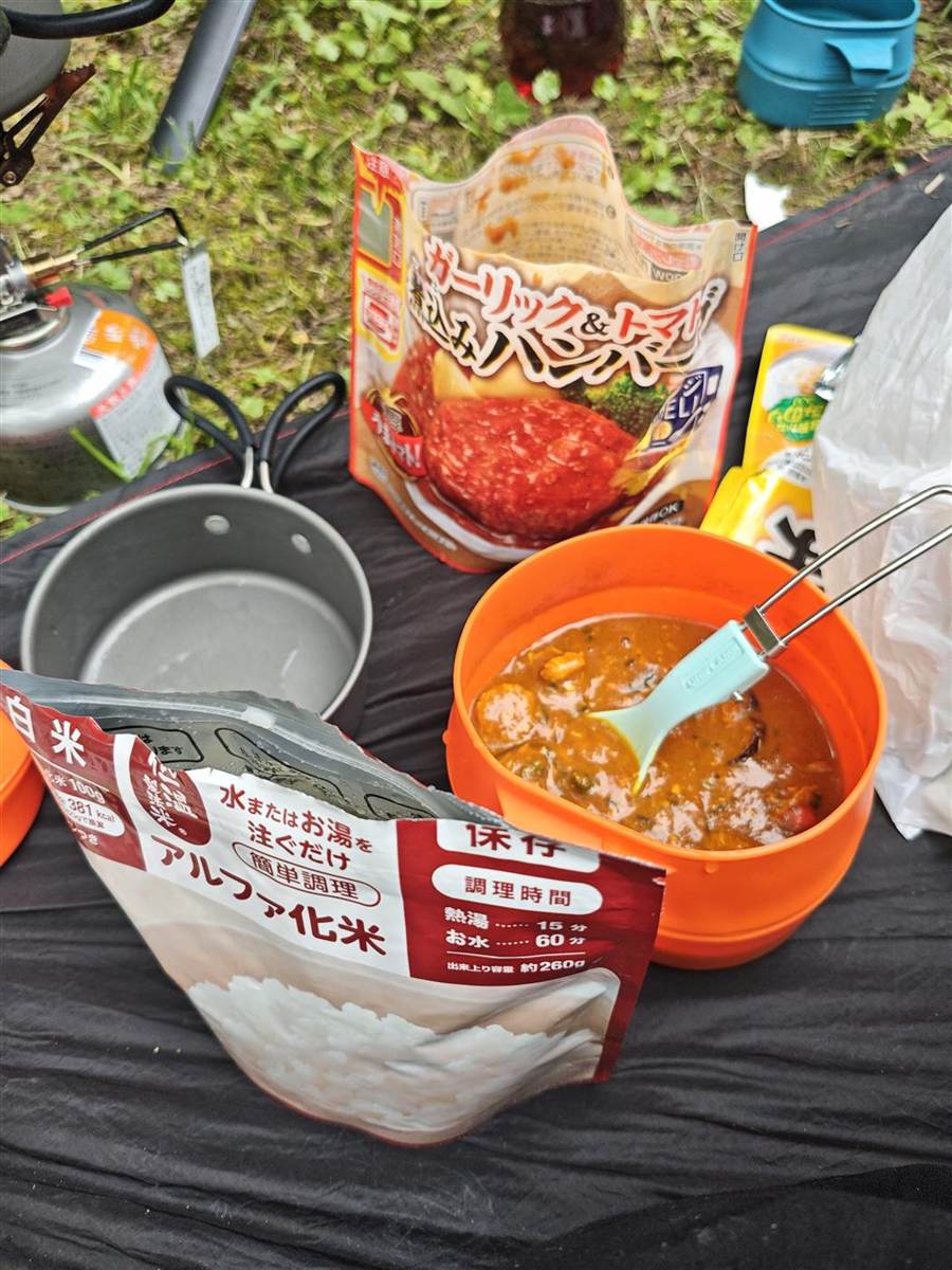 アルファ米とレトルトカレーの夕飯