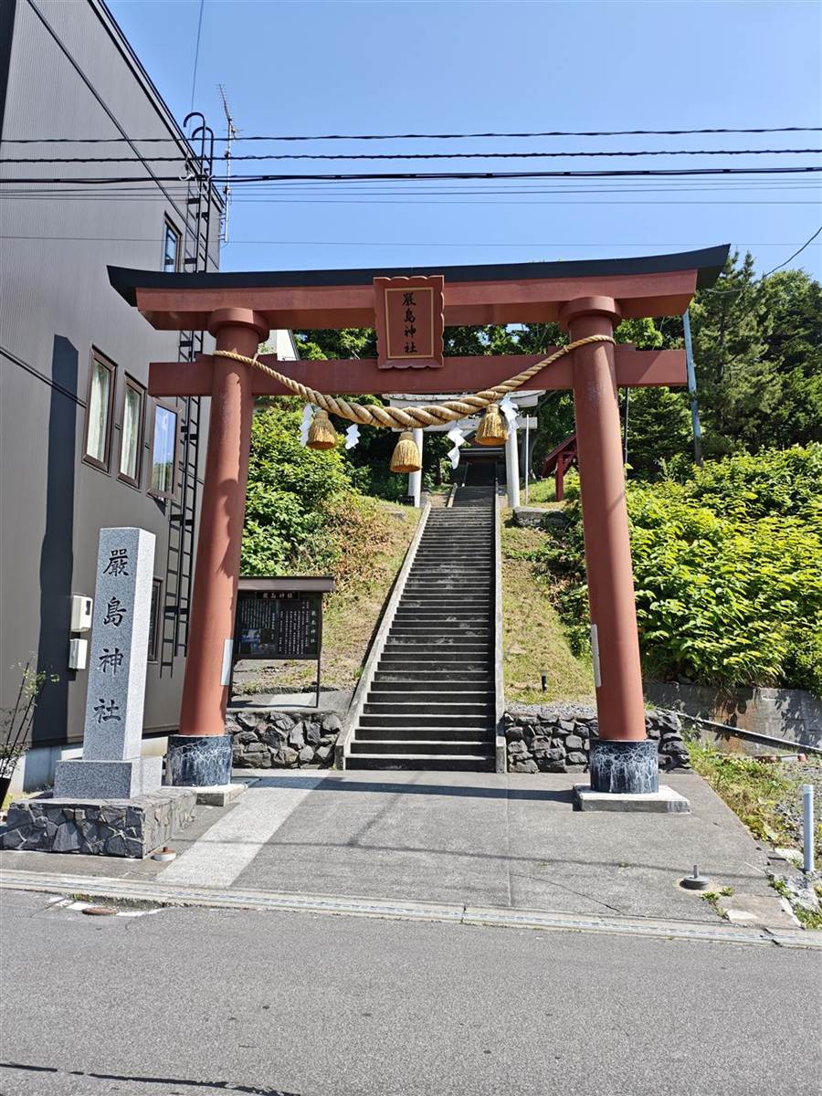礼香寺の赤い鳥居と階段
