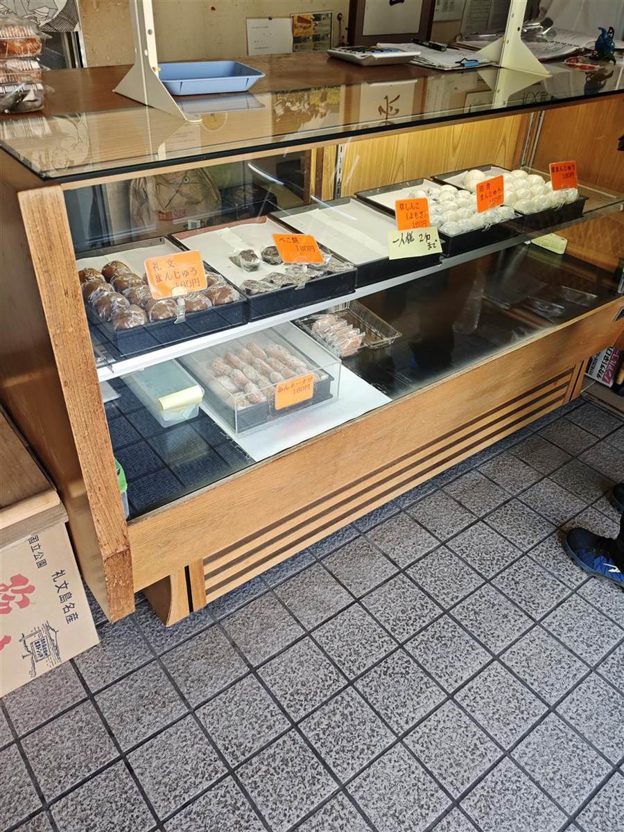 うのず製菓のショーケースに並ぶ礼文まんじゅう