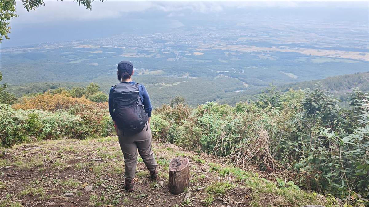 岩内岳の途中で、Rab プロティウム35を背負って景色を見ている後ろ姿