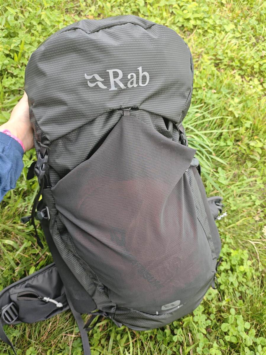 登山口の草の上に置いたRab プロティウム35。正面から