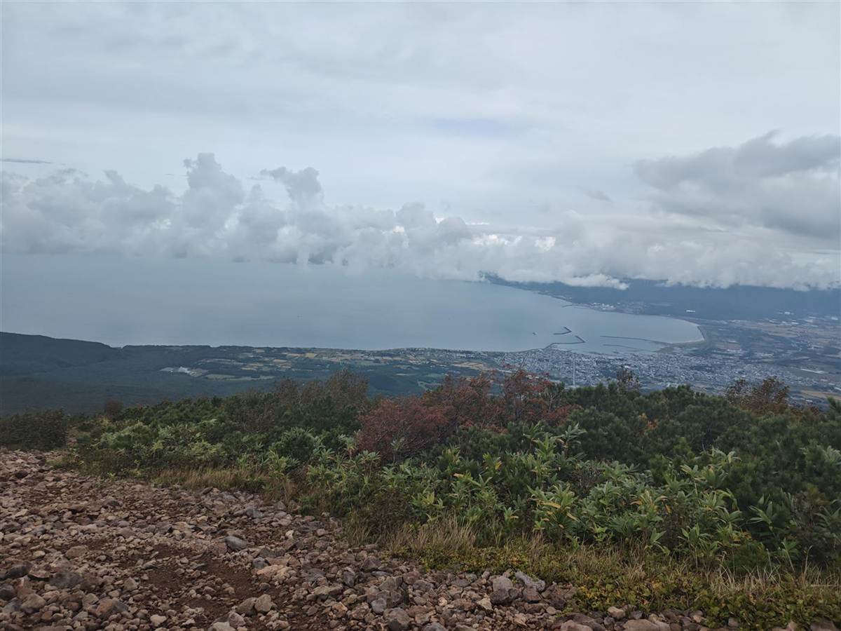 岩内岳の上部から見下ろす岩内の街と日本海