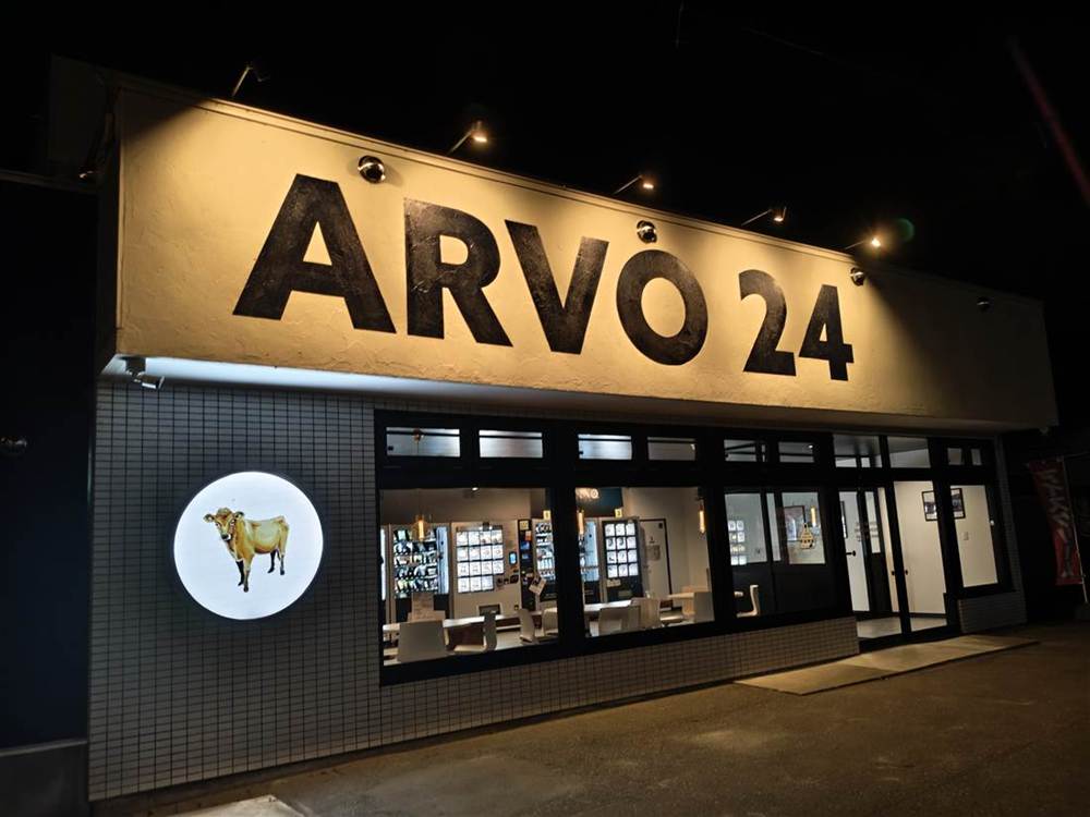 夜のARVO24の外観
