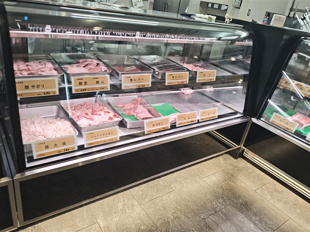 肉のコニシのショーケース