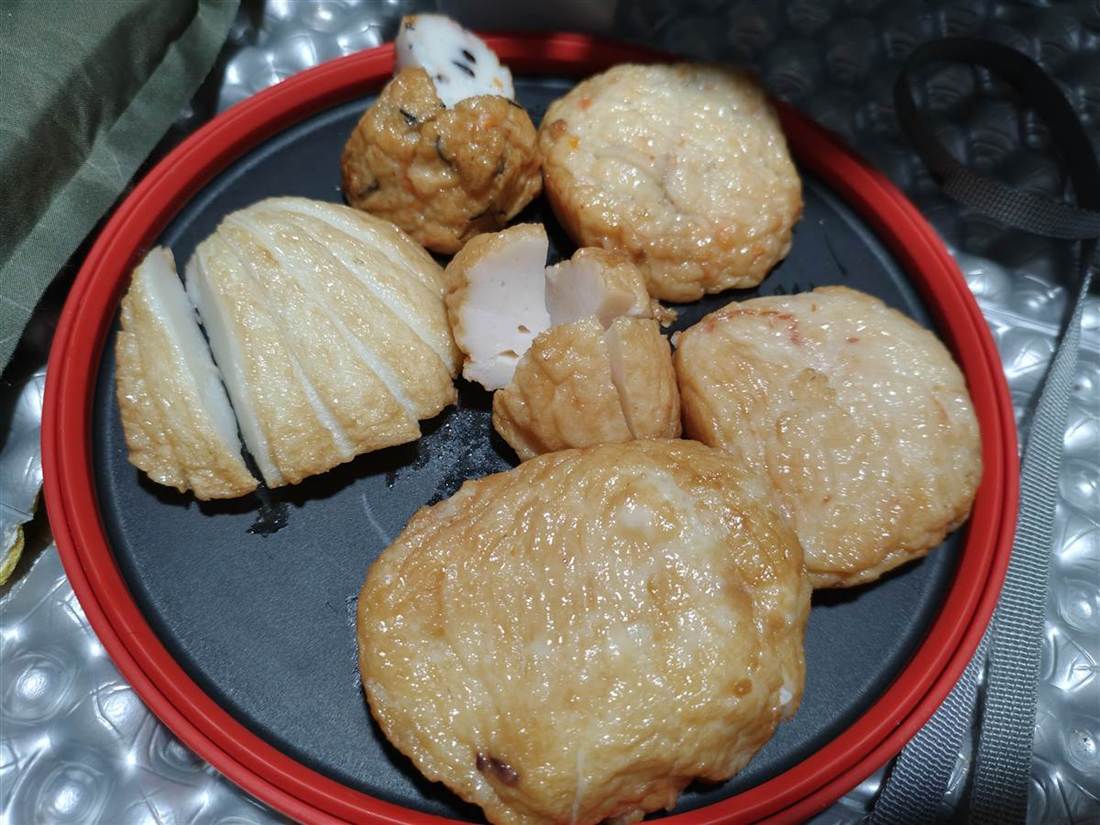 丸仙小林食品のできたてかまぼこセットの小を皿に並べたところ
