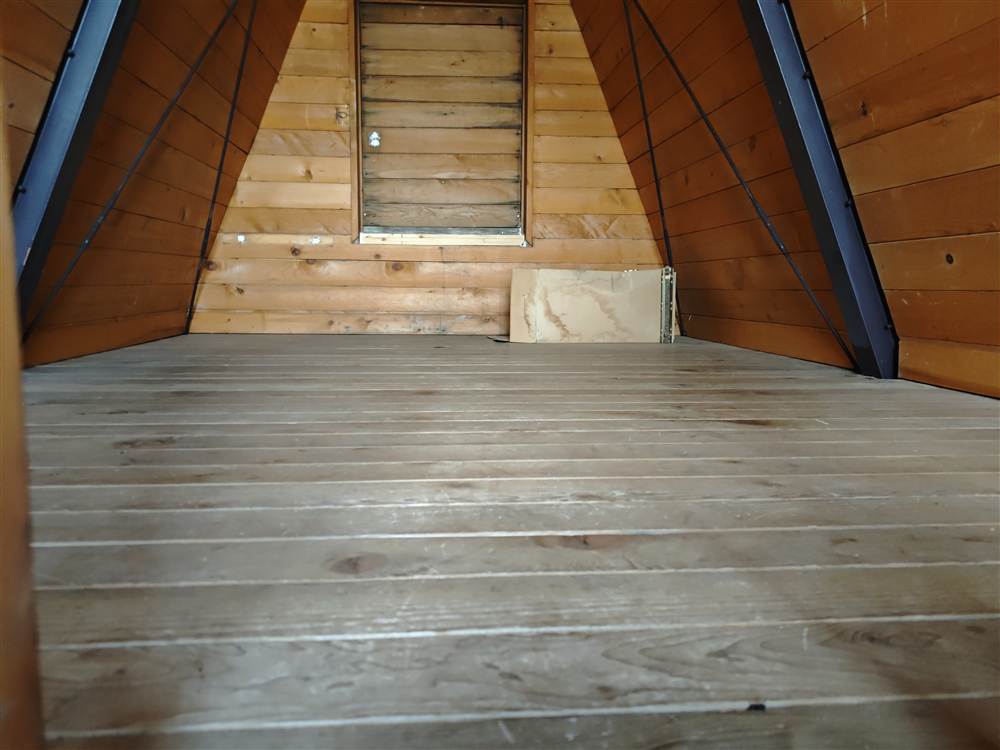 避難小屋の中の板の間