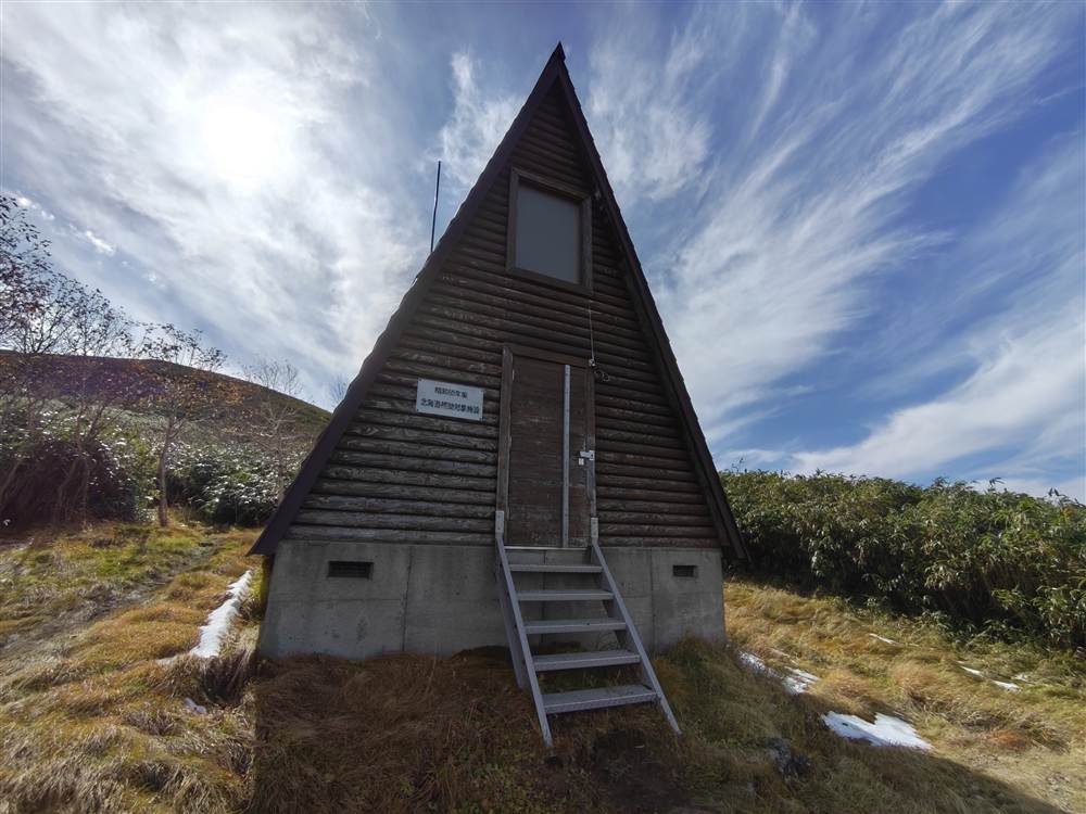 三角屋根の天塩岳避難小屋の外観
