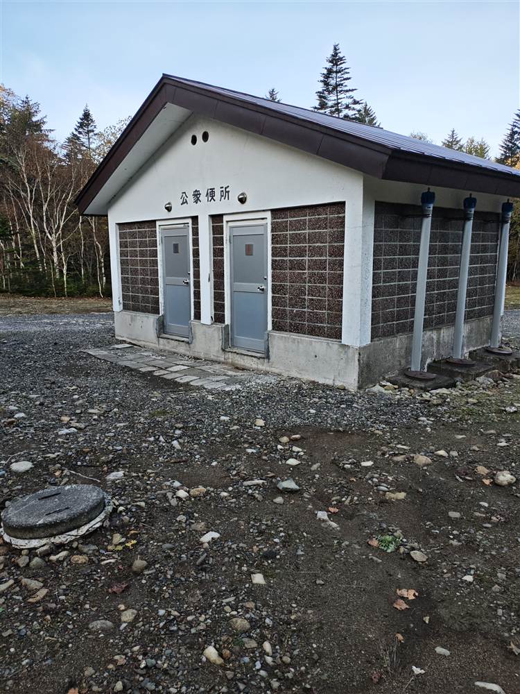 天塩岳ヒュッテの近くのトイレの建物