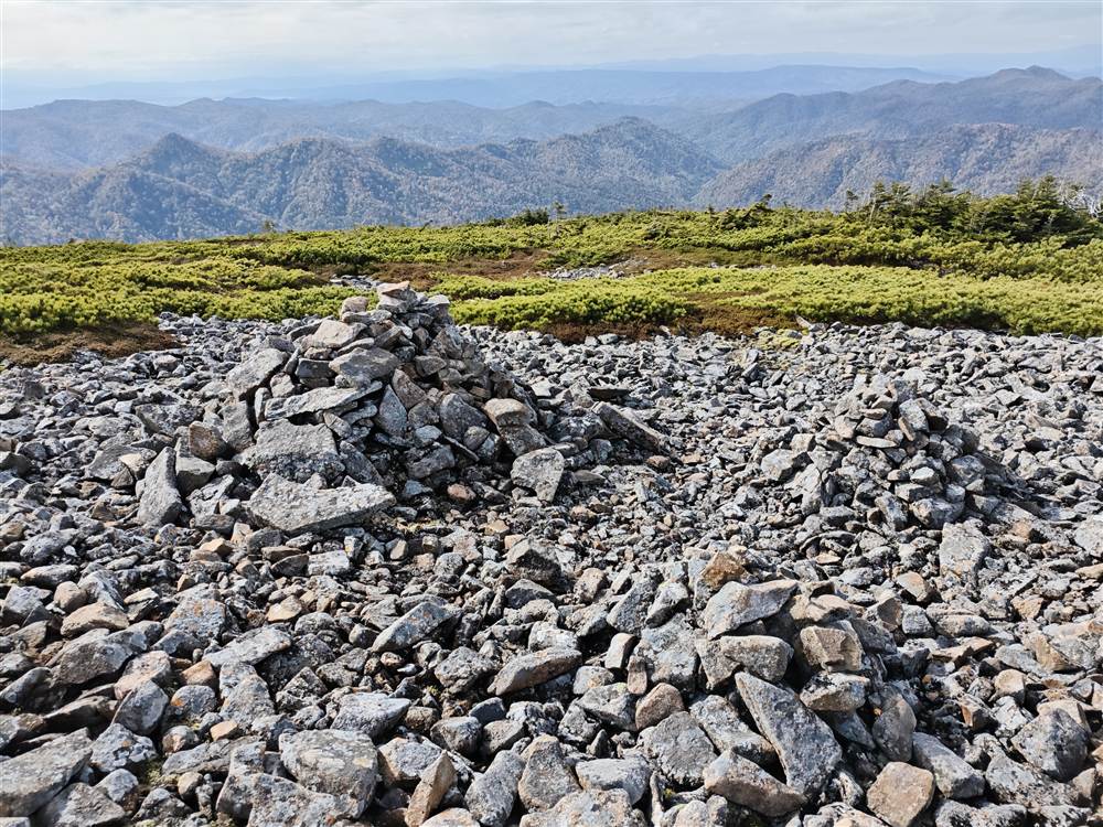 石が積まれた天塩円山の山頂付近