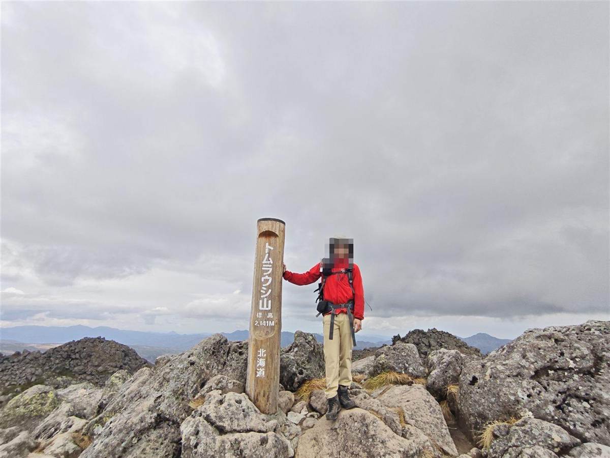 曇り空のトムラウシ山山頂。標高2,141mの標識